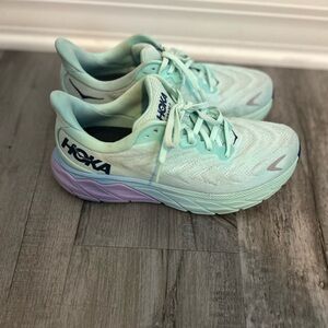 Women’s Hoka Arahi 6 in Sunlit Ocean/Lilac Mist Color - Size 8.5